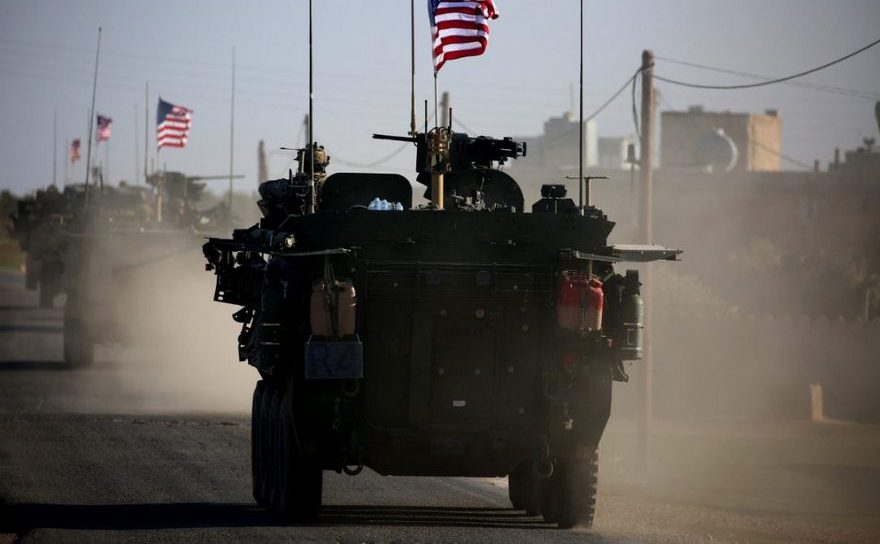Un convoi de blindate americane trece pe lângă satul Yalanli, în vestul oraşului sirian Manbij, 5 martie 2017.