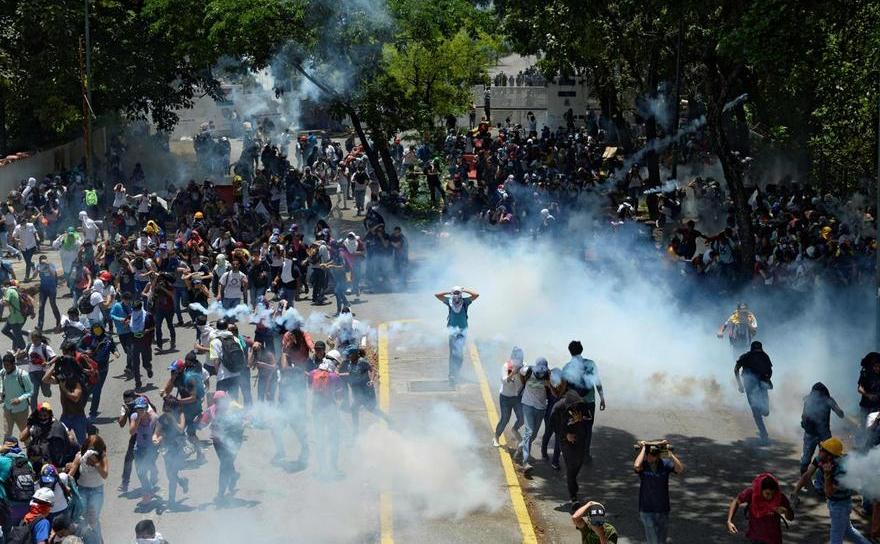 Studenţi ai Universităţii Centrala din Venezuela se ciocnesc cu forţele de ordine în timpul unui protest anti-guvern în Caracas, Venezuela, 4 mai 2017.