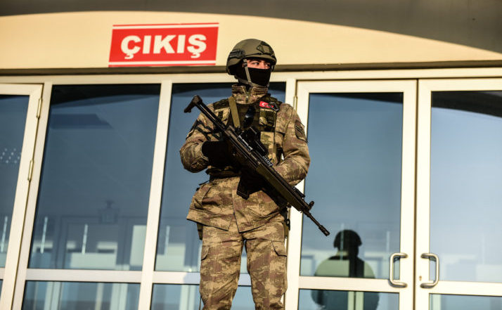 Soldat turc pe aeroportul Sabiha Gokcen din Istanbul, Turcia.