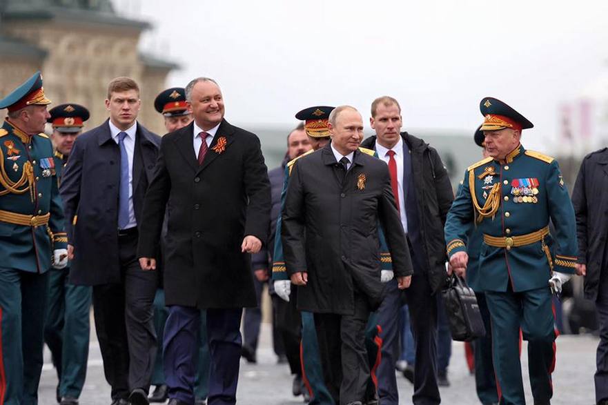 Igor Dodon alături de Vladimir Putin la Moscova, în Piaţa Roşie, de Ziua Victoriei (facebook.com / Dodon Igor)