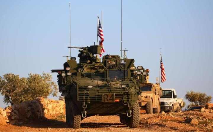 Vehicule militare americane patrulează în apropiere de satul Yalanli, în suburbiile vestice ale oraşului Manbij, nordul Siriei.