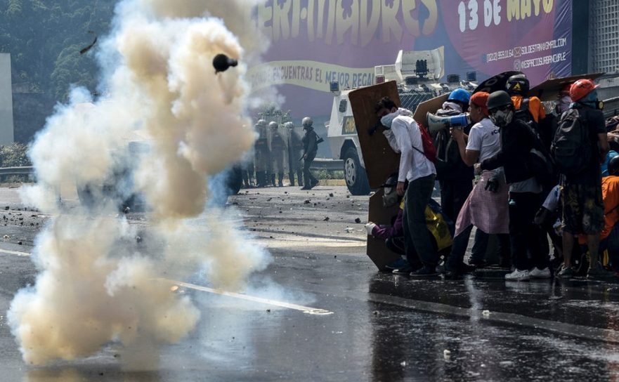 Activişti din opoziţie se luptă cu forţele de ordine în timpul unui protest împotriva preşedintelui Nicolas Maduro în Caracas, Venezuela, 10 mai 2017. (Carlos Becerra/AFP/Getty Images)