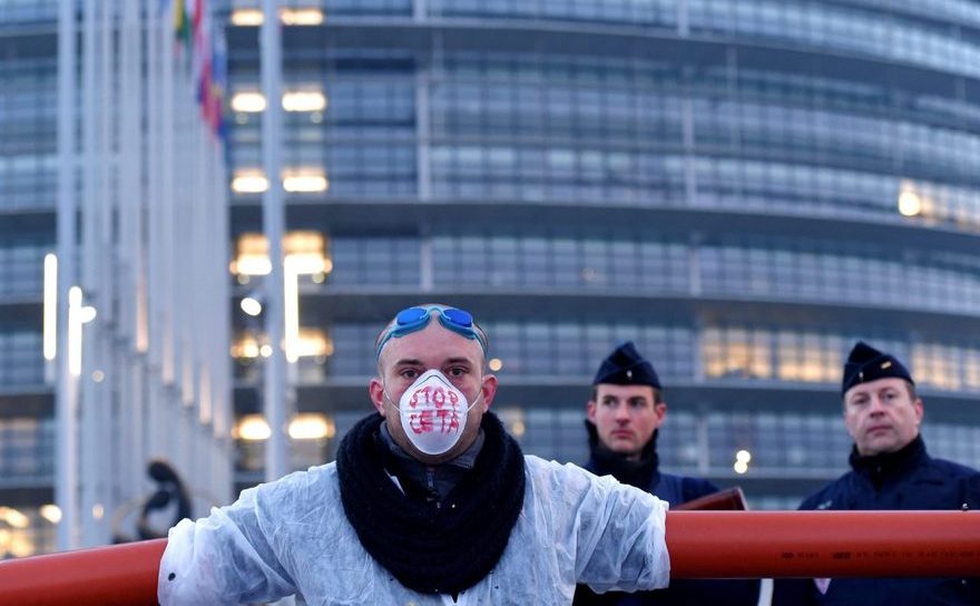Un manifestant în timpul unui protest anti-TTIP şi anti-CETA în faţa  Parlamentului European din Strasbourg, Franţa, 15 februarie 2017.