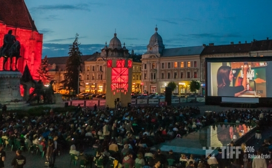 Piaţa Unirii din Cluj, unde are loc Festivalul Internaţional de Film (TIFF)- cel mai mare festival de film din România
  (tiff.ro)