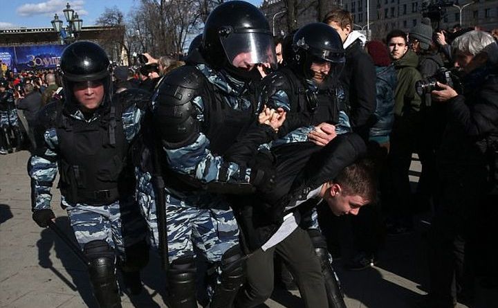 Poliţia suprimă violent un protest anti-Putin în Moscova, martie 2017. În cadrul altui protest, desfăşurat tot la Moscova, dar  în data de 12 mai 2017, mai multe persoane au fost arestate pentru citirea Constituţiei cu voce tare.