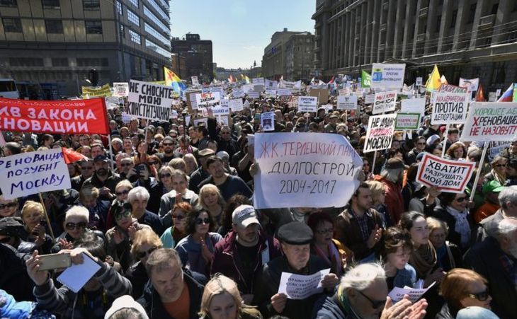 Mii de persoane protestează în Moscova împotriva unui plan al conducerii oraşului de a distruge numeroase clădiri din perioada sovietică şi de a le înlocui cu clădiri moderne, 14 mai 2017.