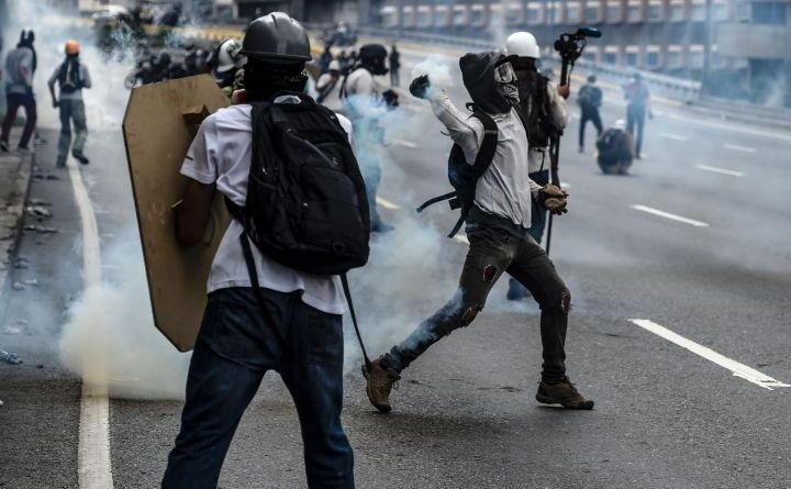 Ciocniri violente între manifestanţi anti-guvern şi poliţie în Caracas,  Venezuela, 13 mai 2017. (AFP/Getty Images)