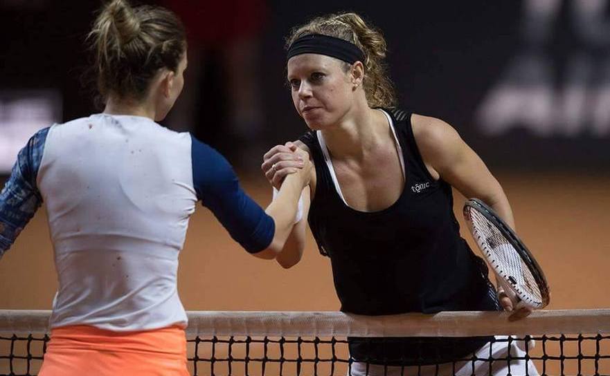 Simona Halep vs Laura Siegemund (Germania) la finalul disputei din turul doi al circuitului WTA de la Roma. (Simona Halep FanSpace/facebook)