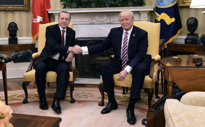 Preşedintele american Donald Trump (dr) se întâlneşte cu omologul său turc, Recep Tayyip Erdogan în Biroul Oval al Casei Albe, Washington, D.C., 16 mai 2017.