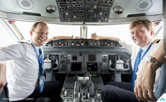 Regele Willem-Alexander al Olandei (dreapta) în cabina de pilotaj a unui avion KLM, cu pilotul Maarten Putman (stânga) (Royal Dutch Airlines KLM)