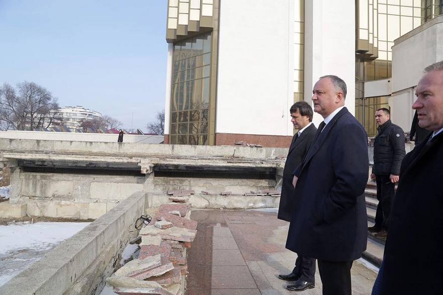 Igor Dodon inspectează clădirea Preşedinţiei devastată în aprilie 2009 (facebook.com / Dodon Igor)