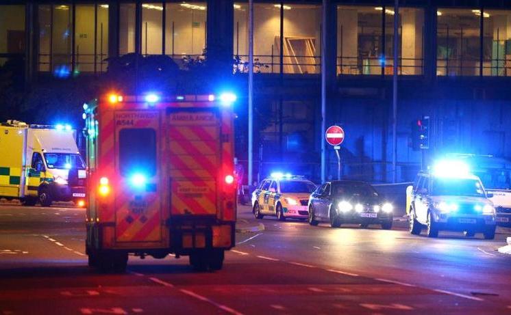 Ambulanţă se îndreaptă spre Manchester Arena, din oraşul britanic cu acelşi nume, după un atac cu bombă, 22 mai 2017.