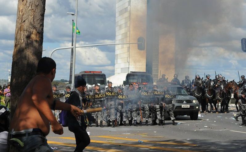 Cioniri violente între poliţie şi manifestanţii care protestează împotriva preşedintelui brazilia Michel Temer şi a reformelor din domeniul muncii, Brasilia, 24 mai 2107.