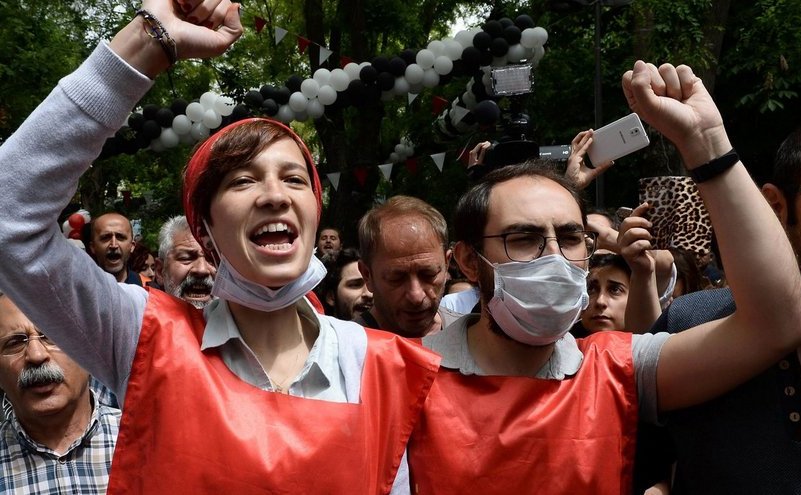 Nuriye Gülmen împreună cu Semih Özakca demonstrează împotriva abuzurilor regimului Erdogan 