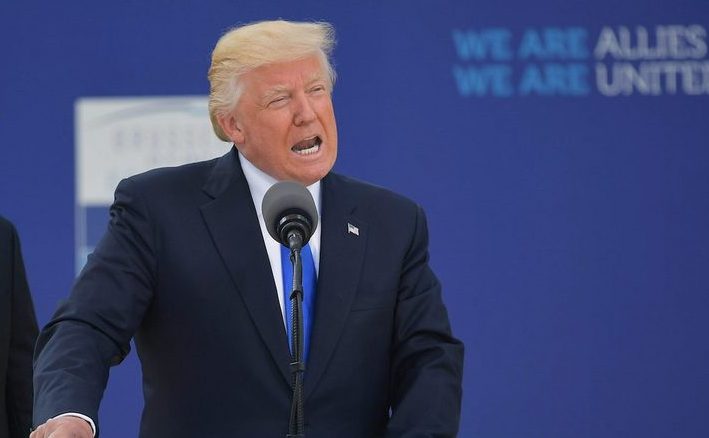 Preşedintele american Donald Trump discută în timpul summitul NATO din Bruxelles, 25 mai 2017.