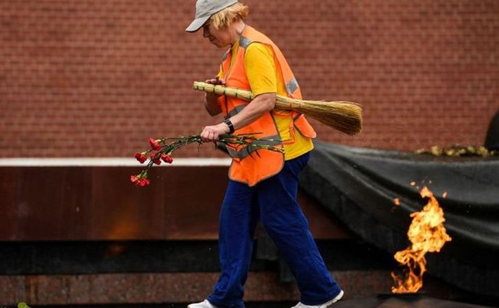 Un angajat al serviciilor de urgenţă curăţă o zonă a Grădinii lui Alexandru din Moscova, după o furtună puternică, 29 mai 2017.