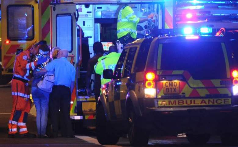 Membri ai serviciilor de urgenţă tratează persoane rănite în atacul terorist de pe Podul Londrei, 3 iunie 2017. (Getty Images)