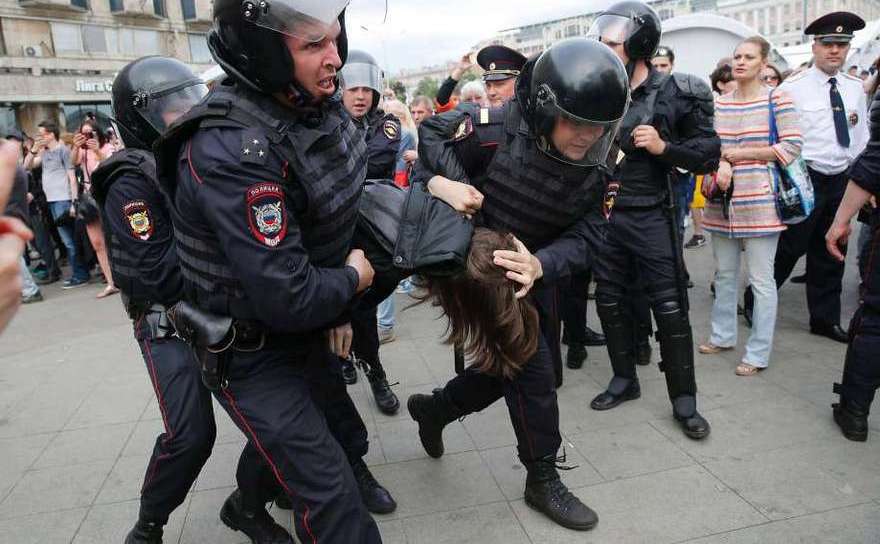Poliţia arestează manifestanţi în timpul unui protest anti-Kremlin în Moscova, 12 iunie 2017.