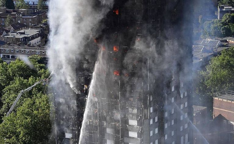 Incendiu masiv cuprinde o clădire cu 24 de etaje în vestul Londrei, 14 iunie 2017.