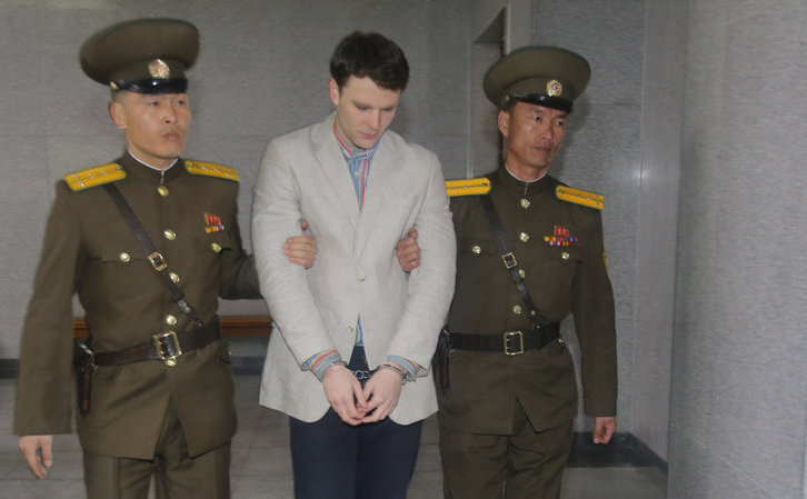 Studentul american Otto Warmbier soseşte pentru procesul său din Phenian în martie 2016.