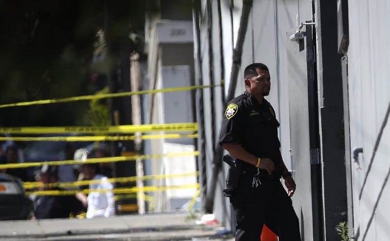 Un ofiţer de poliţie se află la scena unui atac armat fatal la o unitate UPS din San Francisco, 14 iunie 2017.