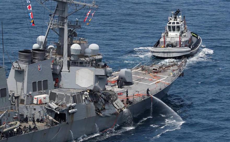 Distrugătorul american USS Fitzgerald fotografiat lângă un remorchier în largul coastei oraşului japonez Shimoda, după ce s-a ciocnit cu o navă comercială sub pavilion filipinez în largul coastei Japoniei în 17 iunie 2017.