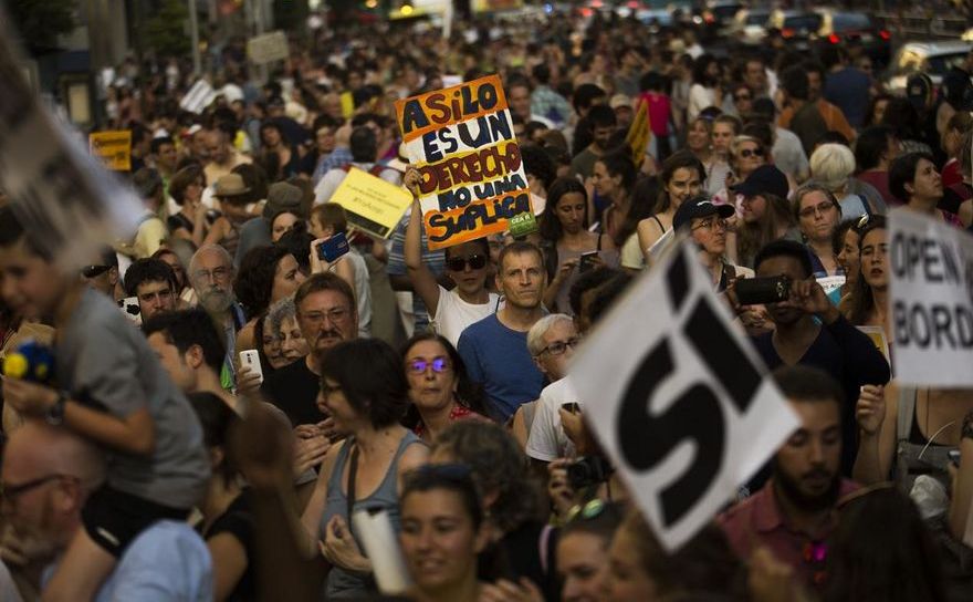 Mii de manifestanţi în Madrid cer guvernului spaniol să accepte mai mulţi refugiaţi, 17 iunie 2017.