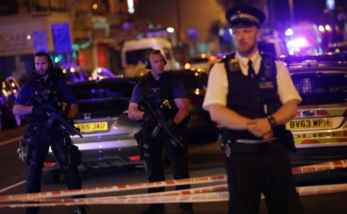 Forţele de poliţie păzesc o stradă în zona Finsbury Park, nordul Londrei, 19 iunie 2017. (Daniel Leal-Olivas/AFP/Getty Images)