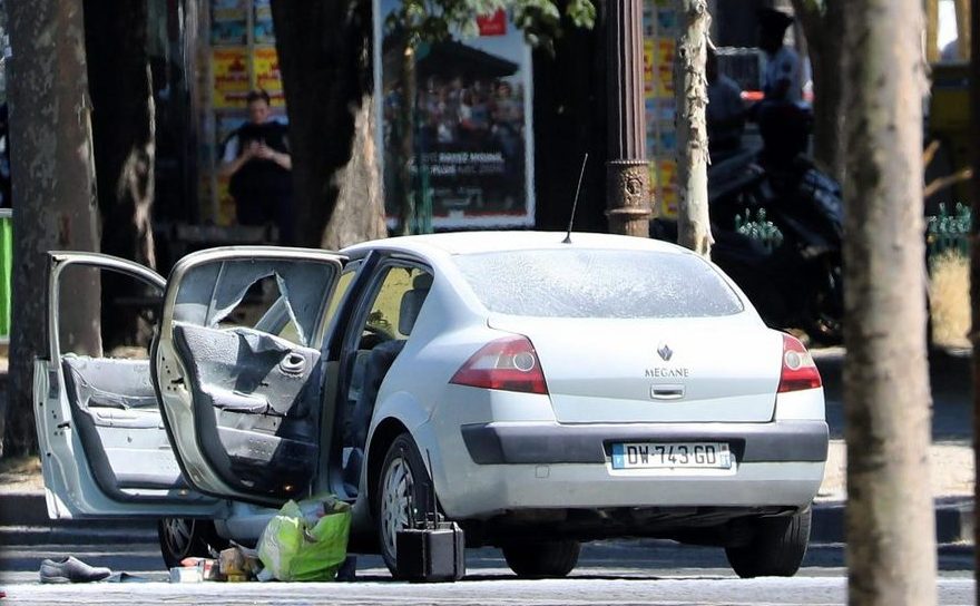 Automobilul folosit într-un atac asupra unei dube de jandarmerie pe bulevardul Champs-Élysées din Paris, 19 iunie 2017.