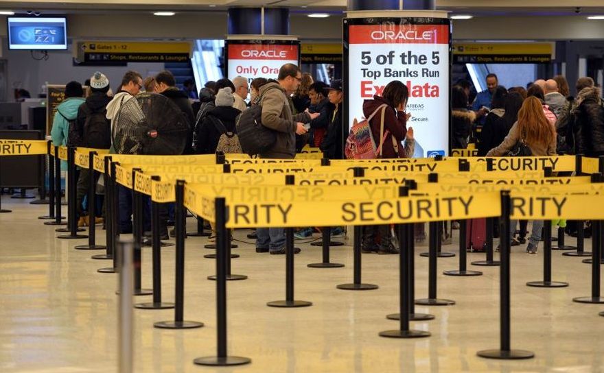 Pasagerii stau la coadă pentru un control de securitate la Aeroportul Internţional John F. Kennedy din New York, SUA.