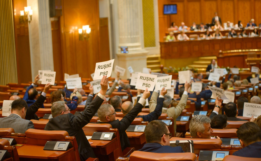Parlamentari tin pancarte "Rusine PSD" in plen