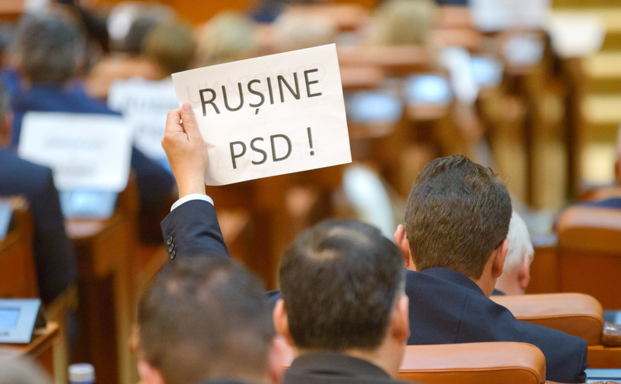 Parlamentar tine o foaie "Rusine PSD"