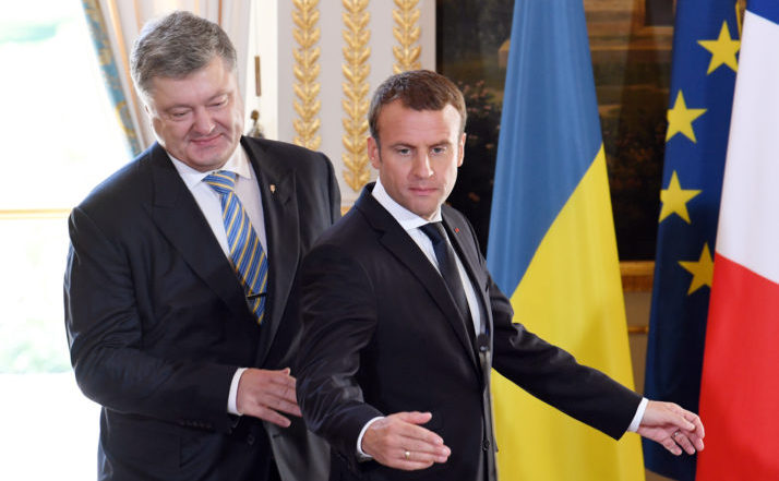 Preşedintele ucrainean Petro Poroşenko (st) şi omologul său francez Emmanuel Macron participă la o conferinţă de presă dupa întâlnirea lor la Palatul Élysée din Paris, 26 iunie 2017.