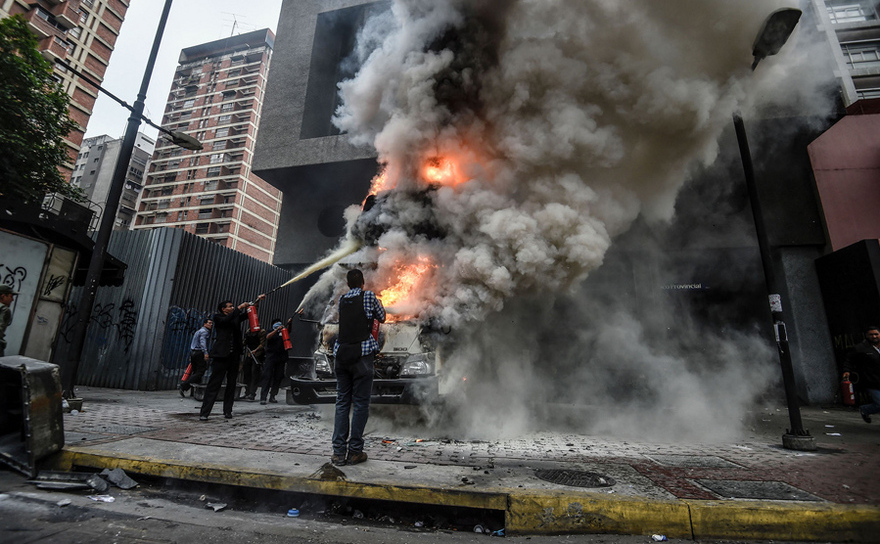 Automobil incendiat în timpul unei demonstraţii anti-guvern în Caracas, 7 iunie 2017. (Juan Barreto/AFP/Getty Images)