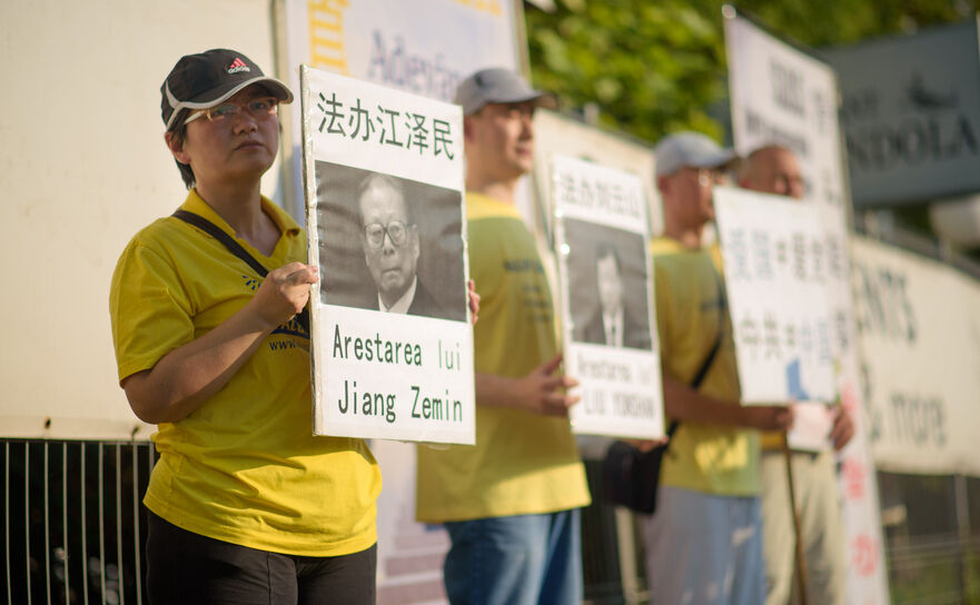 Practicanti Falun Dafa comemoreaza 18 ani de persecutie in fata Ambasadei Chinei din Bucuresti (Mihut Savu / Epoch Times Romania)