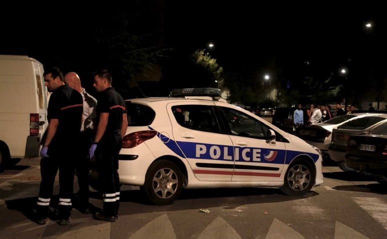 Forţele de ordine prezente la scena atacului din oraşul francez Avignon, 2 iulie 2017.
