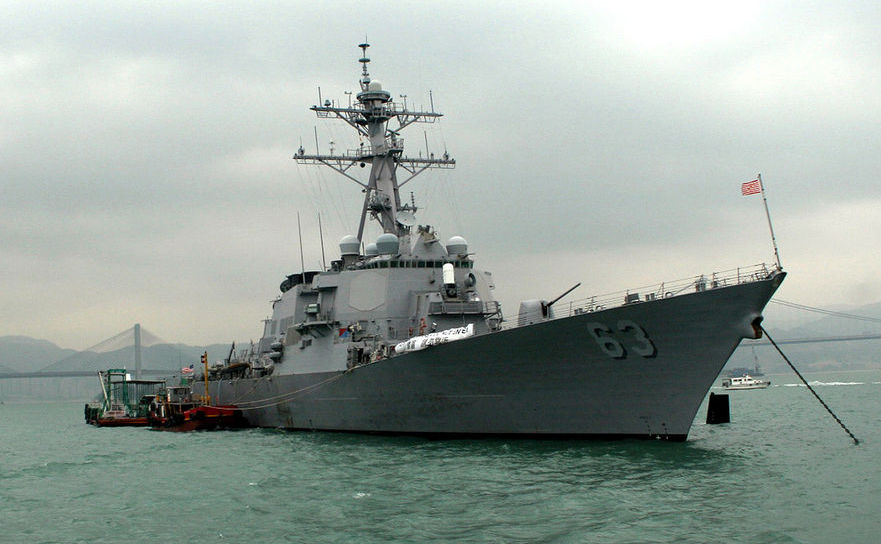 Distrugătorul american USS Stethem.