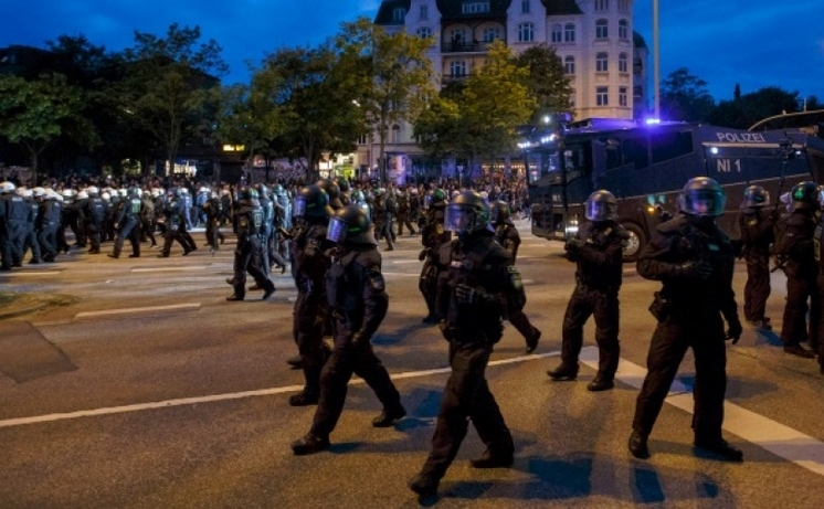 Poliţia din Hamburg a folosit tunuri cu apă pentru a dispersa manifestanţi anti-G20, 4 iulie 2017. (Morris MacMatzen/Stringer/Getty Images)