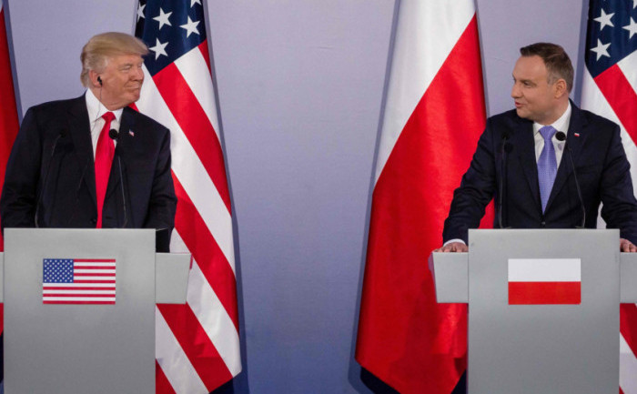 Preşedintele american Donald Trump (st) şi omologul său polonez Andrzej Duda participă la o conferinţă comună de presă la Palatul Regal din Varşovia, 6 iulie 2017. (Wojtek Radwanski/ AFP/Getty Images)