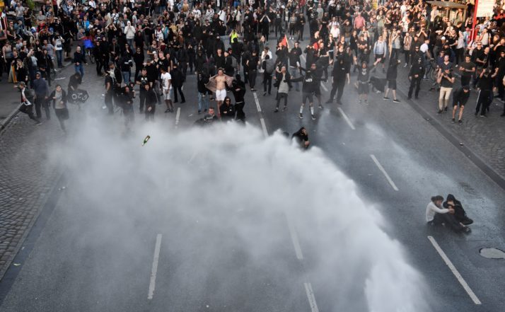 Ciocniri violente între poliţie şi manifestanţi în oraşul german Hamburg, 6 iulie 2017, cu o zi înaintea summitului G20. (John MacDougall/AFP/Getty Images)