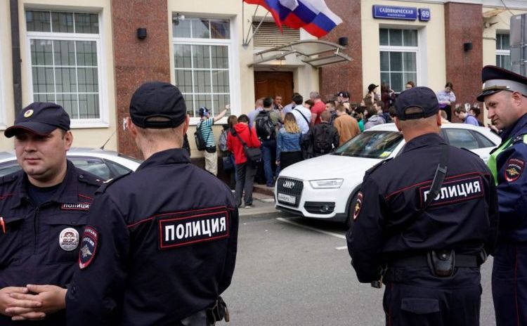 Poliţişti ruşi stau în faţa sediului electoral din Moscova al liderului opoziţiei ruse Alexei Navalni, 6 iulie 2017.