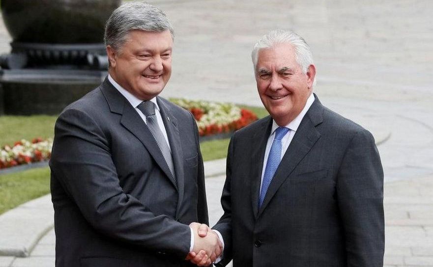 Preşedintele ucrainean Petro Poroşenko (st) şi secretarul de stat american Rex Tillerson îşi strâng mâinile în capitala ucraineană Kiev, 9 iulie 2017.