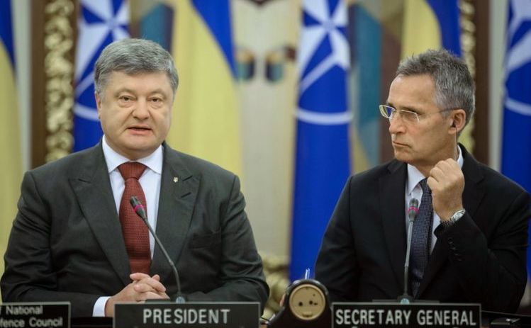 Preşedintele ucrainean Petro Poroşenko (st) şi secretarul general al NATO, Jens Stoltenberg, participă la o întâlnire în capitala ucraineană Kiev, 10 iulie 2017. (Captură Foto)