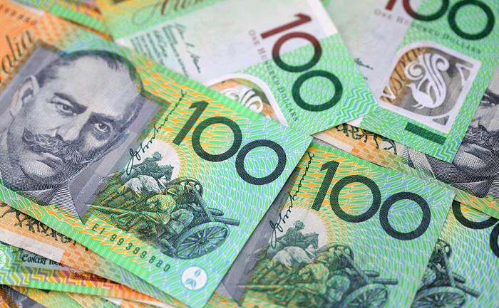 Bancnote de 100 dolari australieni.