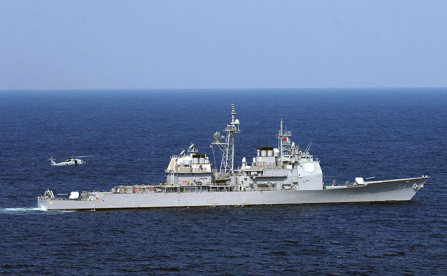 Crucişătorul americane cu rachete ghidate USS Hue City. (Wikipedia.org)