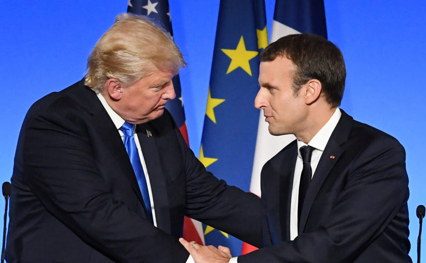 Preşedintele american Donald Trump (st) şi omologul său francez Emmanuel Macron îşi strâng mâinile la finalul unei conferinţe de presă desfăşurată dupa o întâlnire la Palatul Elysee din Paris, 13 iulie 2017.
