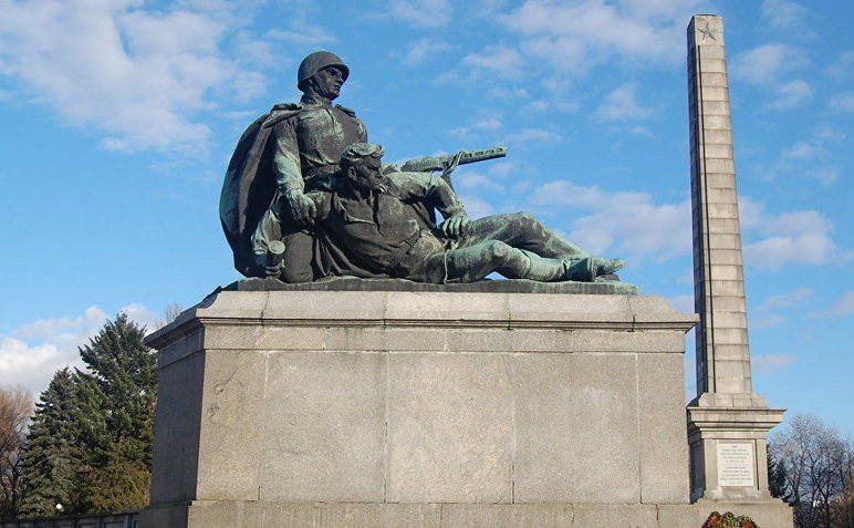 Monument în cimitirul soldaţilor sovietici din Varşovia, Polonia. (Wikipedia.org)