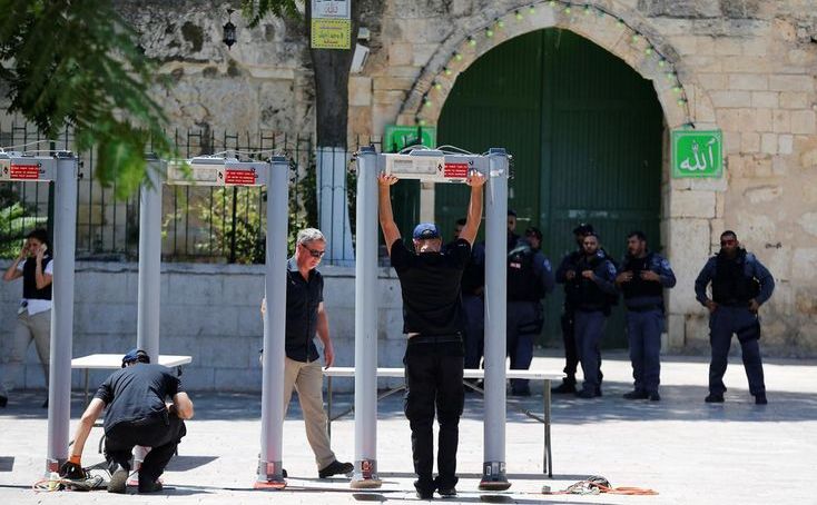 Detectoare de metal instalate la una dintre intrările moscheei al-Aqsa în Oraşul Vechi al Ierusalimului, 16 iulie 2017.