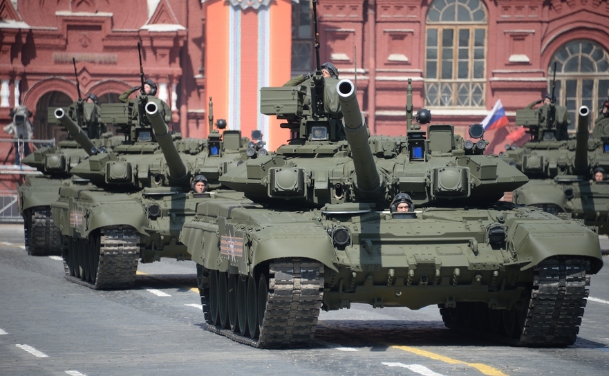 Tancuri ruseşti T-90 în Moscova, Rusia, 9 mai 2015.