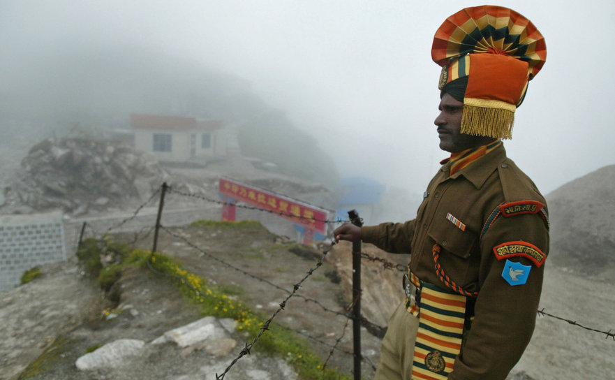 Un soldat indian stă de pază la punctul de frontiera Sikkim între India şi China, 10 iulie 2008.